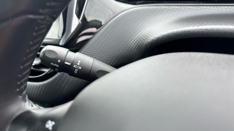 Peugeot 208 1.2 PureTech 82 Signature 5dr [Start Stop] Petrol Hatchback